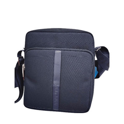 Leichtgewichtige Crossbody-Sling-Tasche mit zwei Taschen und Reißverschluss